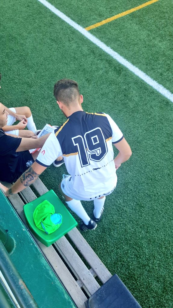 CEConstancia's tweet photo. 💪🏼  @JoanGaya1996 va tornar a jugar un partit oficial després de la greu lesió que va patir el 12 d'octubre de 2021. Quasi un any, 353 dies després, va redebutar.

👏🏼👏🏼 Enhorabona!! Resiliència.

Ets un exemple de CONSTÀNCIA 🤍🖤

#CONSTÀNCIAiHONOR #CENTAnysEnBlanciNegre https://t.co/Z6oPRlTuj9
