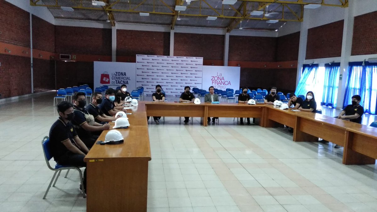 🟢🙋‍♂️Un grupo de estudiantes de la Universidad Privada de Tacna visitó las instalaciones de la Zona Franca y participó de visita guiada y charla informativa en la empresa Kobefood SAC, empresa productora de Hamburguesas Veganas instalada en Zofratacna.