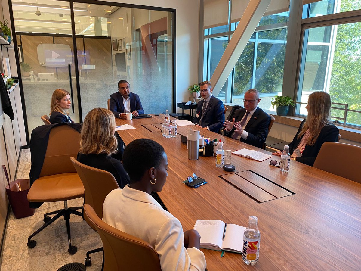 mmagierowski's tweet photo. Visiting @youtube headquarters in Palo Alto. Excellent talk with Vice President Leslie Miller and @nealmohan about Russian disinformation campaigns, future of social media &amp; crisis of journalism. https://t.co/nzZ4rkK1DZ