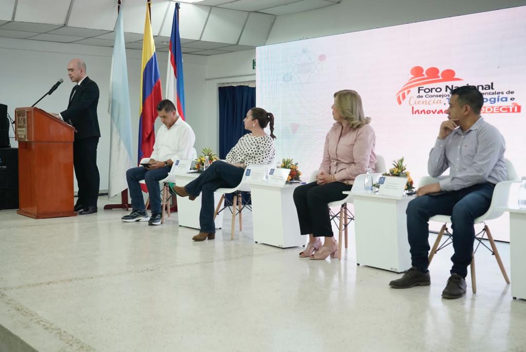 arturolunat's tweet photo. #GobiernoDelCambio | Fue un gusto participar en el Foro Nacional de Consejos Departamentales CTeI (#Codecti) y compartir un diálogo constructivo con la gobernadora del #Valle, @ClaraLuzRoldan; el alcalde de #Cali, @JorgeIvanOspina y la ministra @Ministerio_TIC, @SandramUrrutia. https://t.co/OtpInPeZSs