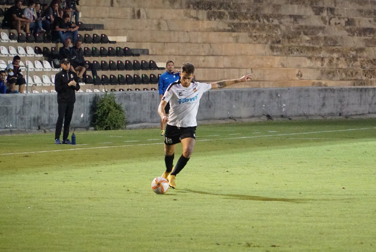 CEConstancia's tweet photo. 💪🏼  @JoanGaya1996 va tornar a jugar un partit oficial després de la greu lesió que va patir el 12 d'octubre de 2021. Quasi un any, 353 dies després, va redebutar.

👏🏼👏🏼 Enhorabona!! Resiliència.

Ets un exemple de CONSTÀNCIA 🤍🖤

#CONSTÀNCIAiHONOR #CENTAnysEnBlanciNegre https://t.co/Z6oPRlTuj9