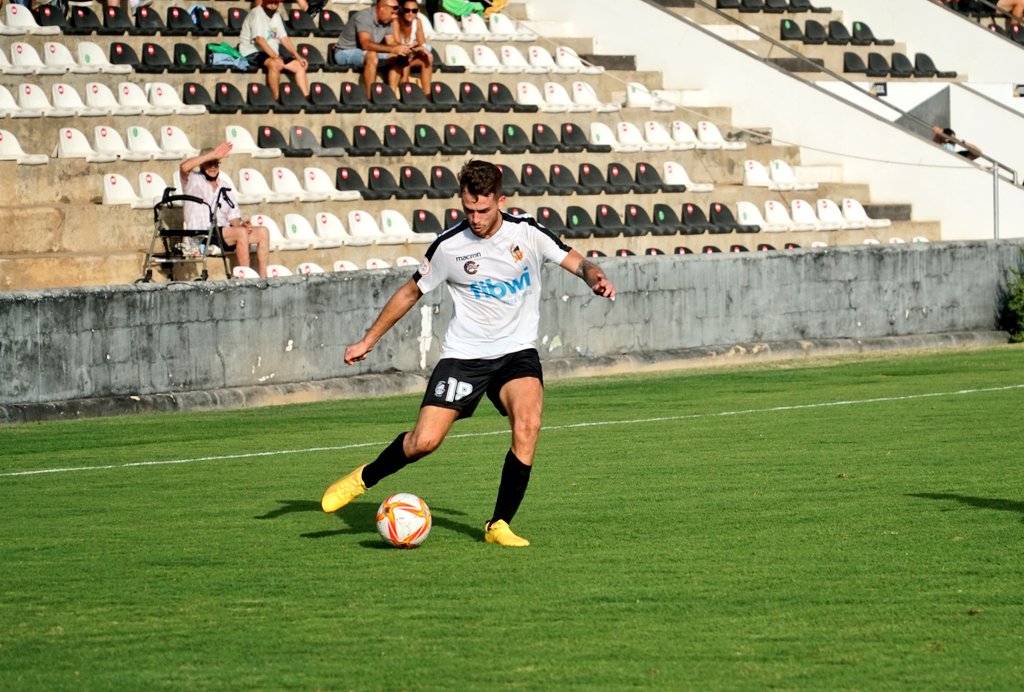 💪🏼  <a href="/JoanGaya1996/">Joan Gayà</a> va tornar a jugar un partit oficial després de la greu lesió que va patir el 12 d'octubre de 2021. Quasi un any, 353 dies després, va redebutar.

👏🏼👏🏼 Enhorabona!! Resiliència.

Ets un exemple de CONSTÀNCIA 🤍🖤

#CONSTÀNCIAiHONOR #CENTAnysEnBlanciNegre