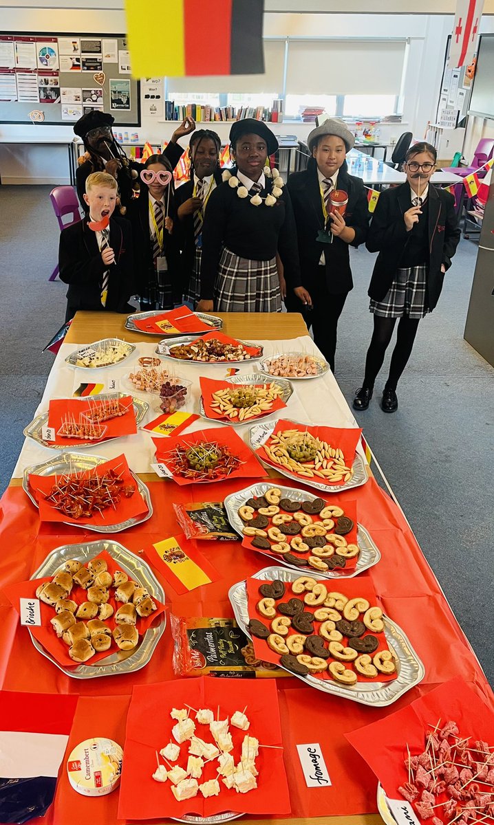 ProspectMFL's tweet photo. Fabulous open evening at @prospectschool tonight. Muchas gracias/merci beaucoup/vielen Dank to all our helpers &amp; visitors! 🇪🇸🇫🇷🇩🇪 https://t.co/n5tGiKYYNX