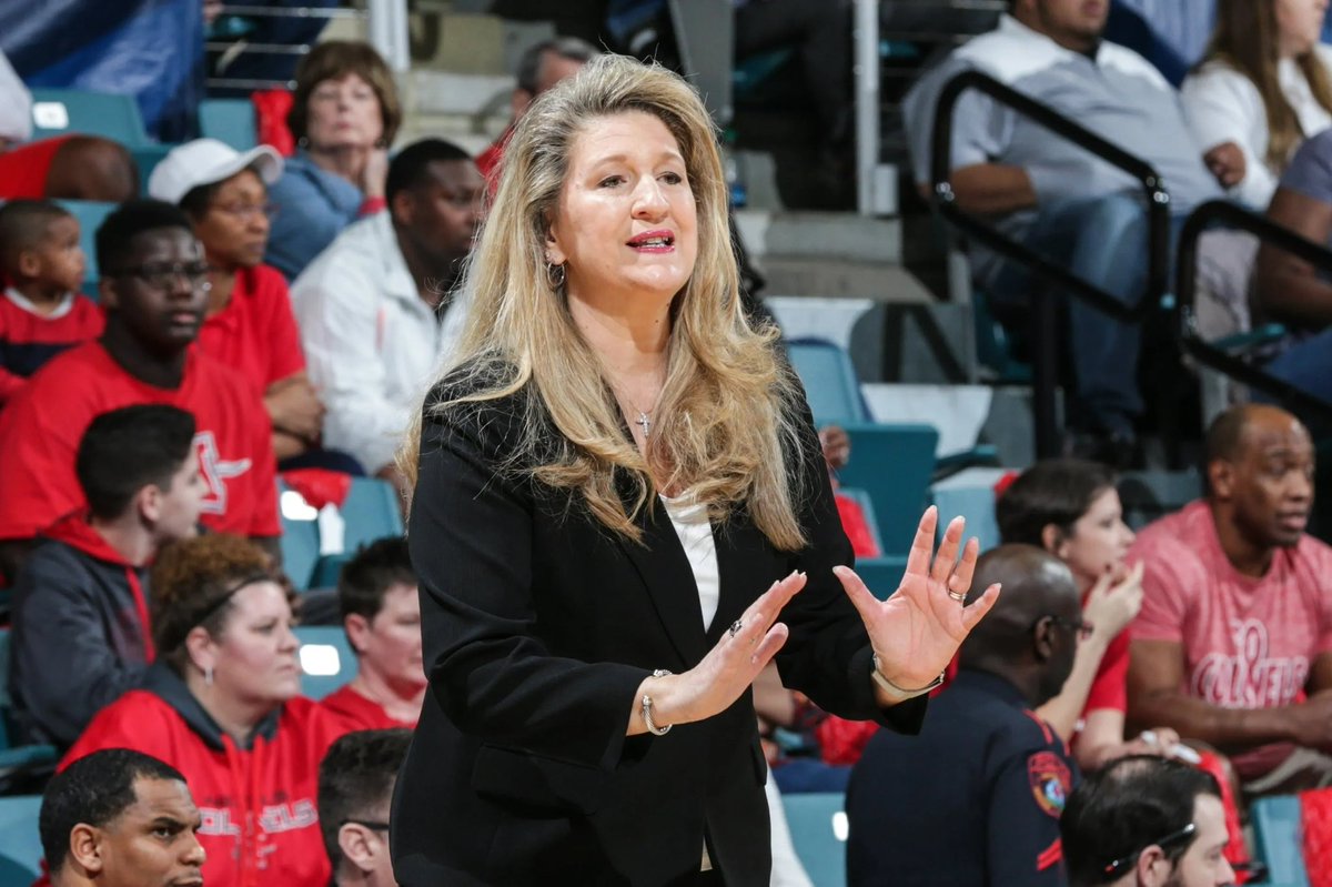 Nicholls_WBB's tweet photo. Happy National Coaches Day to our Head Coach Dobee Plaisance! Thank you so much for everything you do for @geauxcolonels and @nicholls_wbb program! We love you ❤️

#geauxcolonels⚔️🔴⚪️⚫️ #nationalcoachesday https://t.co/1ZtMmSbIwZ
