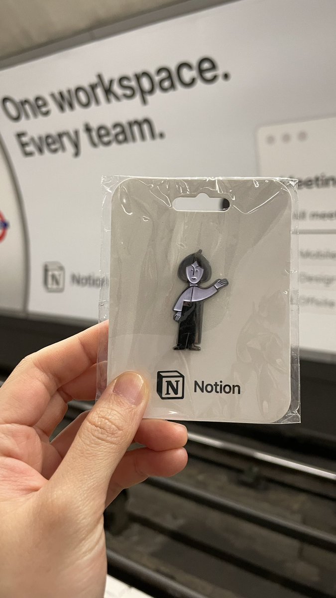 25mm's tweet photo. Scored this super cute pin badge from @NotionHQ’s Community Celebration event ✨ https://t.co/43rsDsCgQg