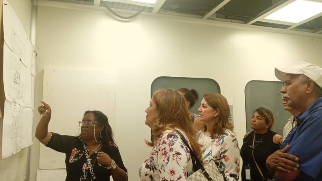 BioCubaFarma's tweet photo. Realiza visita a la Empresa @Farmaceutica8M la vicepresidenta primera, Mayda Mauri, la vicepresidenta Tania Urquiza y especialista del área de inversiones de #BioCubaFarma. https://t.co/EIO2pLGBIc