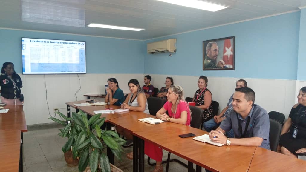 BioCubaFarma's tweet photo. Realiza visita a la Empresa @Farmaceutica8M la vicepresidenta primera, Mayda Mauri, la vicepresidenta Tania Urquiza y especialista del área de inversiones de #BioCubaFarma. https://t.co/EIO2pLGBIc