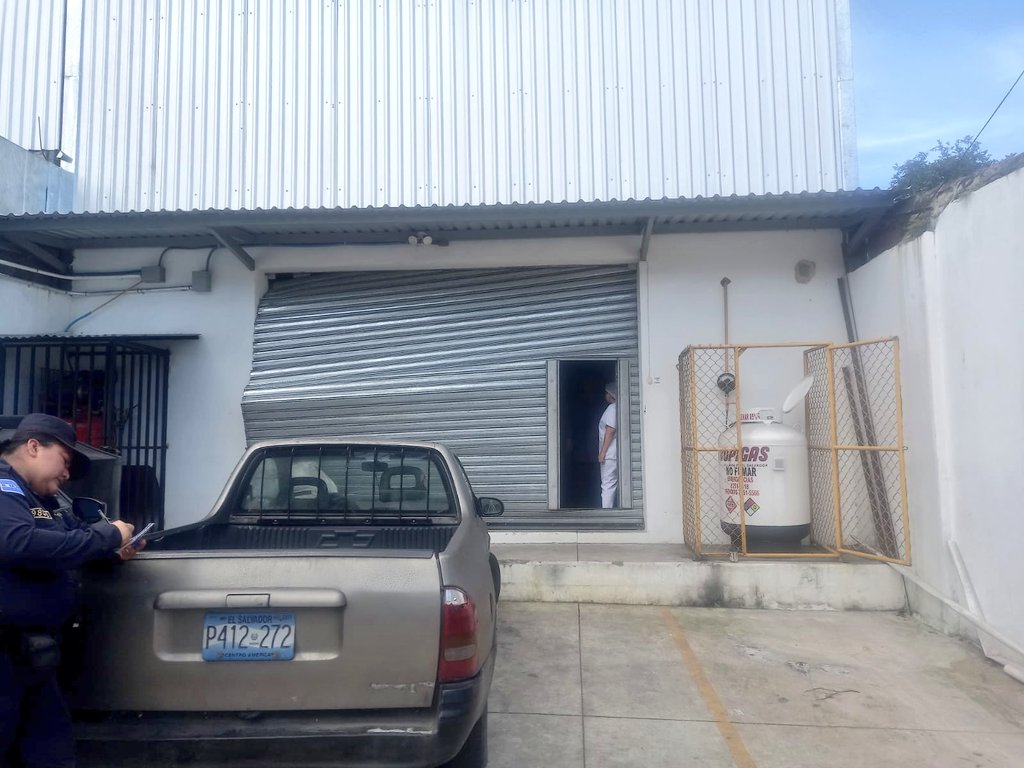 Nuestra misión es velar por la seguridad de los tecleños 24/7.

Nuestros agentes del <a href="/CAMdeSantaTecla/">CAM Santa Tecla</a> apoyaron en un conato de incendio sobre la 2° calle Poniente entre 12 y 14 avenida Sur.

Gracias a la rápida intervención de nuestro equipo ya ha sido sofocado.
