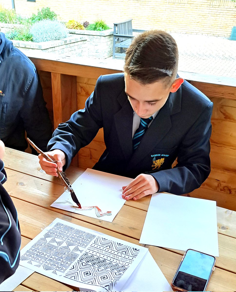 10C1 enjoyed a morning in the outdoor classroom, mudpainting with their nature brushes. 🍃 🍂🖌