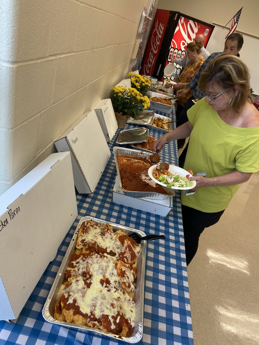 KenstonKHSPTO's tweet photo. Ding ding ding 🔔 dinner is served. Thanks Sirnas for the wonderful options. https://t.co/k3rW2gFdBP