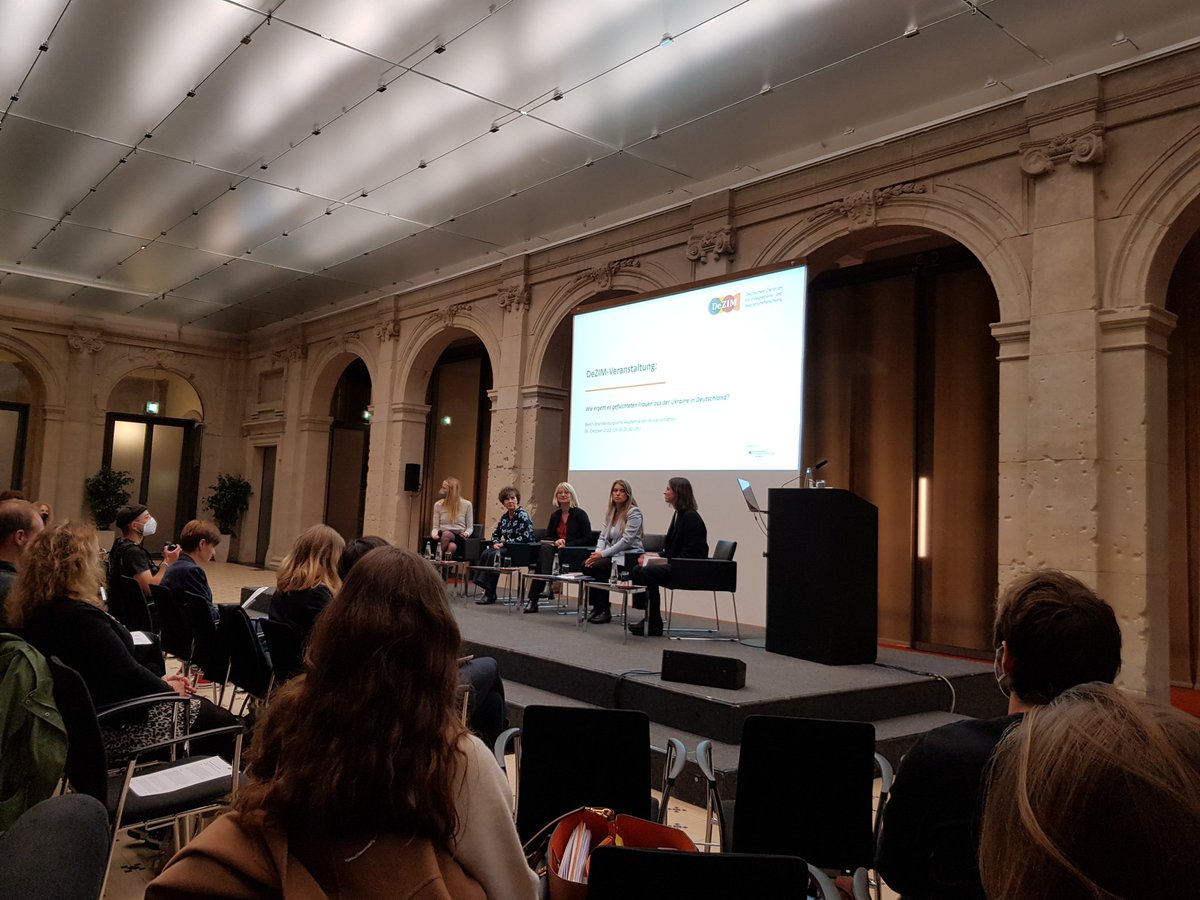 mascha_becker's tweet photo. Ein spannende Paneldiskussion zum Thema "Wie ergeht es geflüchteten Frauen aus der Ukraine in Deutschland?" Key takeaways für die Integrationspolitik: mehr Angebote in den Bereichen Sprachkurse, Kinderbetreuung und in der Anerkennung von Bildungsabschlüssen #DeZIMTagung https://t.co/bcGnqg2zno