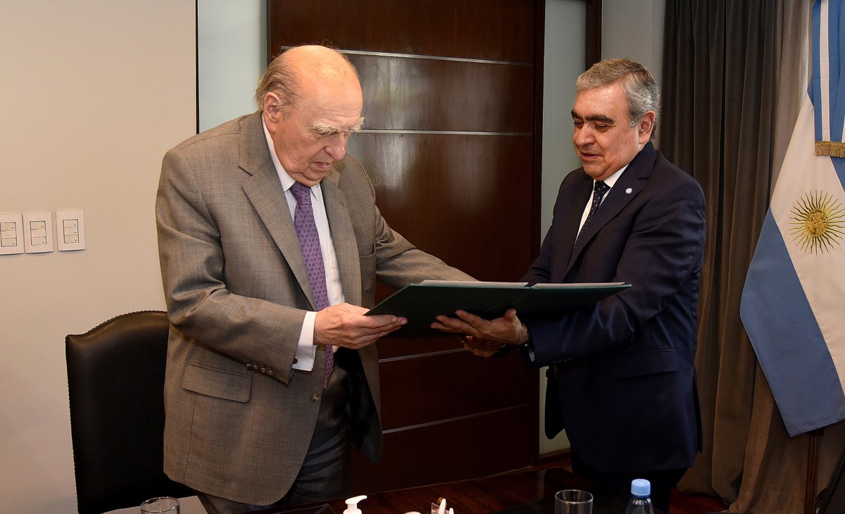 CiudadSMT's tweet photo. #CiudadDeTodos
Hoy recibimos la visita del ex presidente de Uruguay, Julio María Sanguineti.
El intendente @alfarogerman lo declaró “Visitante Ilustre” de nuestra Ciudad Histórica. https://t.co/XAbarpfMOZ