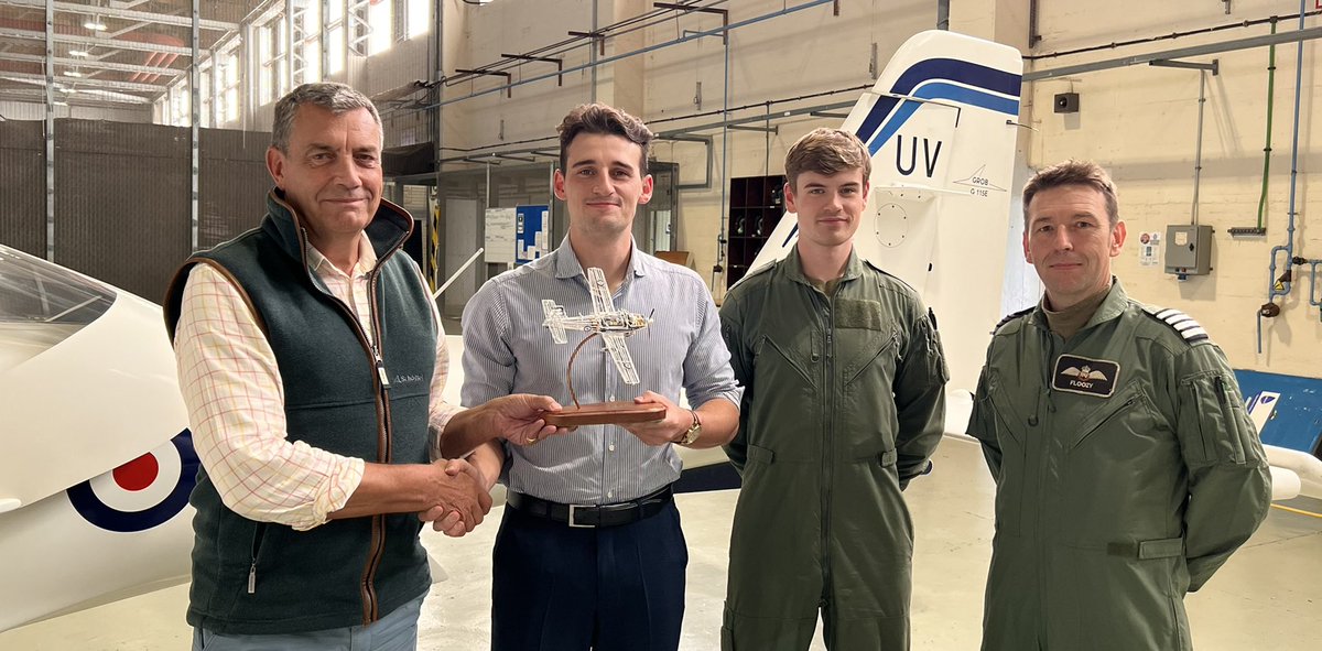 Congratulations to Henry Smith for passing Army Flying Grading & winning the Daz Erry Trophy for being top student. Good luck at your Selection Board in 2023. #FlyArmy #FlyFightLead 🚁