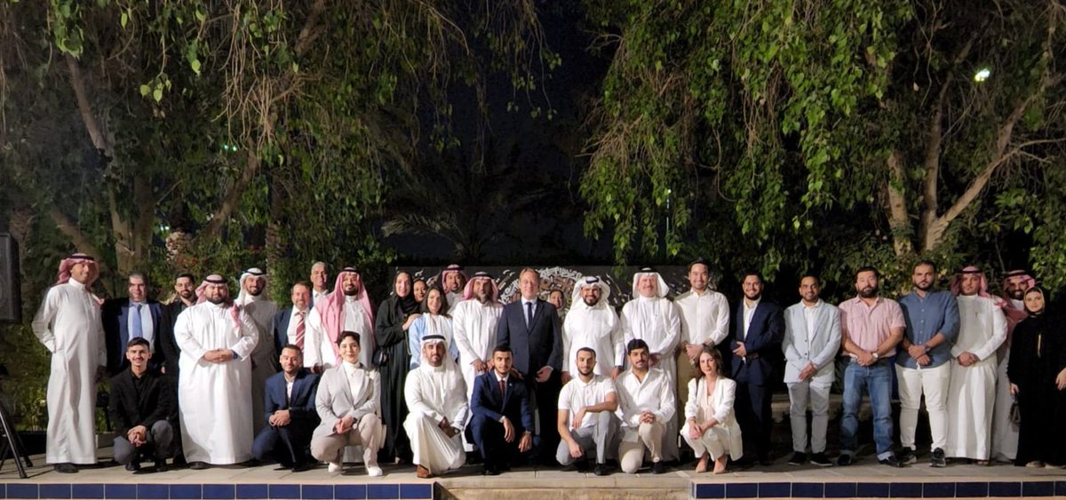 ludovic_pouille's tweet photo. سعدت باستقبال في دار #فرنسا في #الرياض، الأطباء السعوديين الذين سيتوجهون إلى فرنسا خلال الأسابيع المقبلة لمتابعة تخصّصهم، بحضور خرّيجي برنامج التعاون الفرنسي السعودي في مجال #الصحة.
"أنتم سفراء الصداقة الفرنسية-السعودية!"👏
🇸🇦🤝🇲🇫 https://t.co/LzWVwLWveu