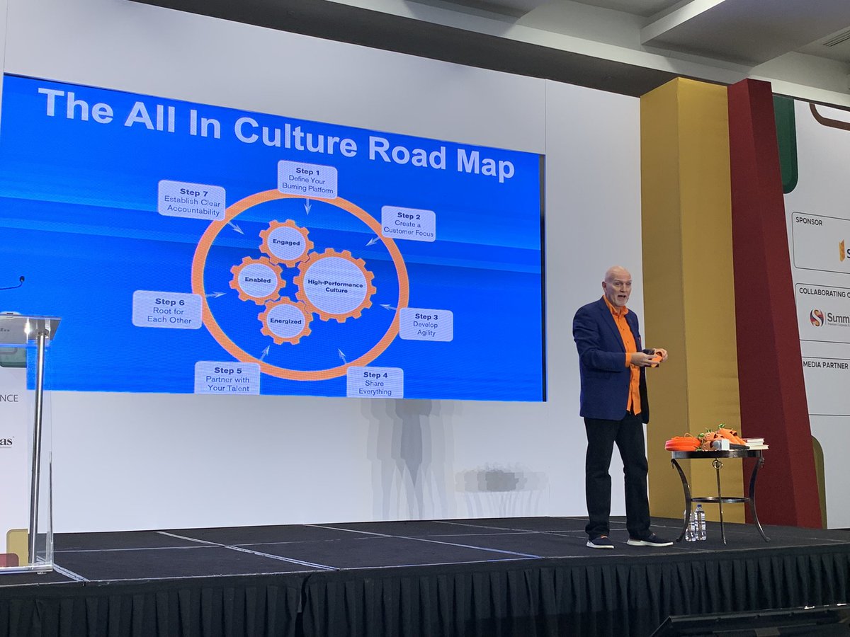 Wonderful, fresh and inspiring <a href="/chesterelton/">Chester Elton</a> at <a href="/IntrasRD/">INTRAS</a> #TheFallConference.
A morning full of knowledge 🧠, blessings 🙏🏼, smiles 😁 and carrots 🥕 
<a href="/NeyDiaz/">Ney Diaz</a> <a href="/ViankaAvilesC/">vianka aviles</a>