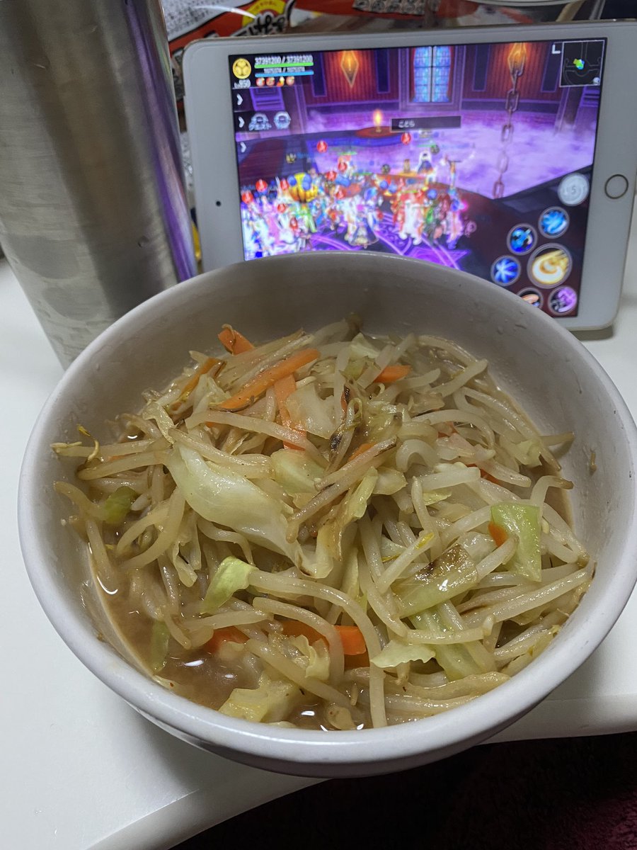 abachan5050's tweet photo. 仕事終わってからハイボール飲みながらドラゴンエイプをやって〆に何を食うか考えて🤔
冷蔵庫開けたら賞味期限が今日までの野菜があったので急いで野菜味噌ラーメン作りました🍜 https://t.co/lZa1luVlSx