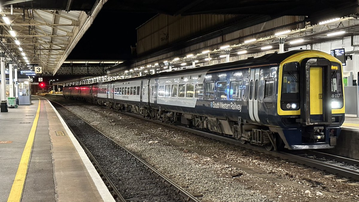BenBroomfield_'s tweet image. Final #SWR service departing us this evening, with #class159 159017 at the helm 🚂

Been a very dead, but chilled day! 

Have a great evening 👍

#DispatchersOfTwitter #railway #rail #train #trains #station #ukrail #sprinter