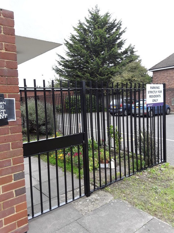 GurjitR1's tweet photo. Another great job carried out by our Painting and decorating team this week. Painting of the Main entrance gates @LamptonServices @R0BLampton @SLamptonservice https://t.co/j1pI5gxVQZ