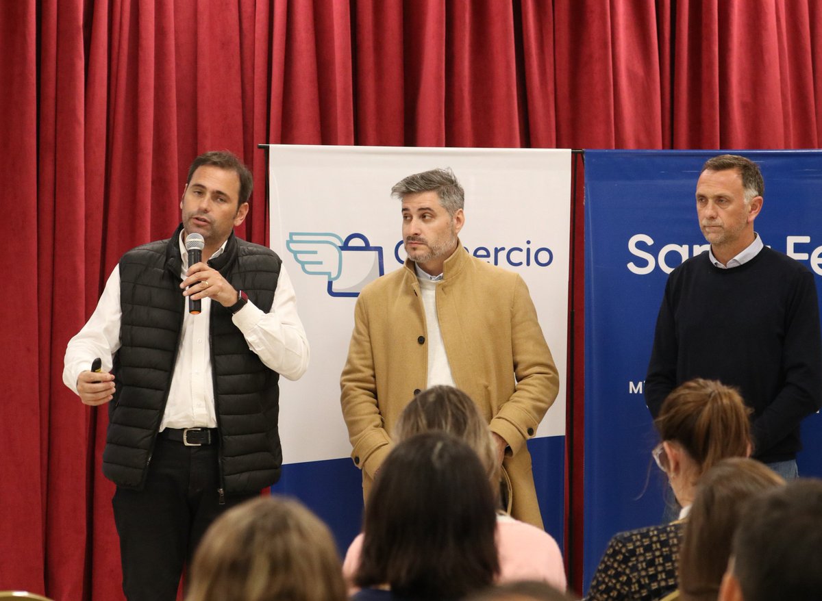 JMAviano's tweet photo. #Ahora en el @CCIRRRafaela con @MuniRafaela realizamos la 2° Sede del Programa #ComercioExpress con el curso básico para venta online
✅75 comercios
✅3 localidades
✅12 rubros
💻Más info sobre este programa del Ministerio de @ProduccionSF ingresar a
🌐https://t.co/GNow90Dkxi https://t.co/IYsVwk2tCc