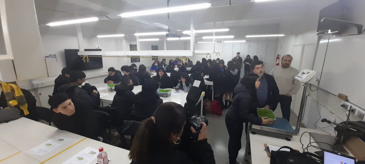 UC_Temuco's tweet photo. Estudiantes del Liceo Bicentenario de #NuevaImperial visitaron las instalaciones del Campus San Juan Pablo II de la @UC_Temuco. El encuentro se desarrolló en el marco del #ProgramaPACE, permitiendo que los jóvenes puedan conocer la #VidaUniversitaria.
#SomosComunidad #SomosUCT https://t.co/xq3ZFLY2PZ