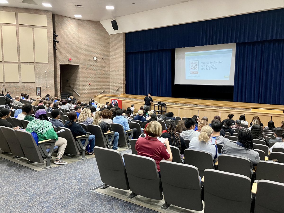 🎓 Students and families from PWCS and around the region recently attended the <a href="/IBMidAtlantic/">IB Mid-Atlantic</a> College Fair, hosted by <a href="/Gar_Field_HS/">Gar-Field HS PWCS</a>. 

➡️ Read more: pwcs.edu/news/2022/10/i…