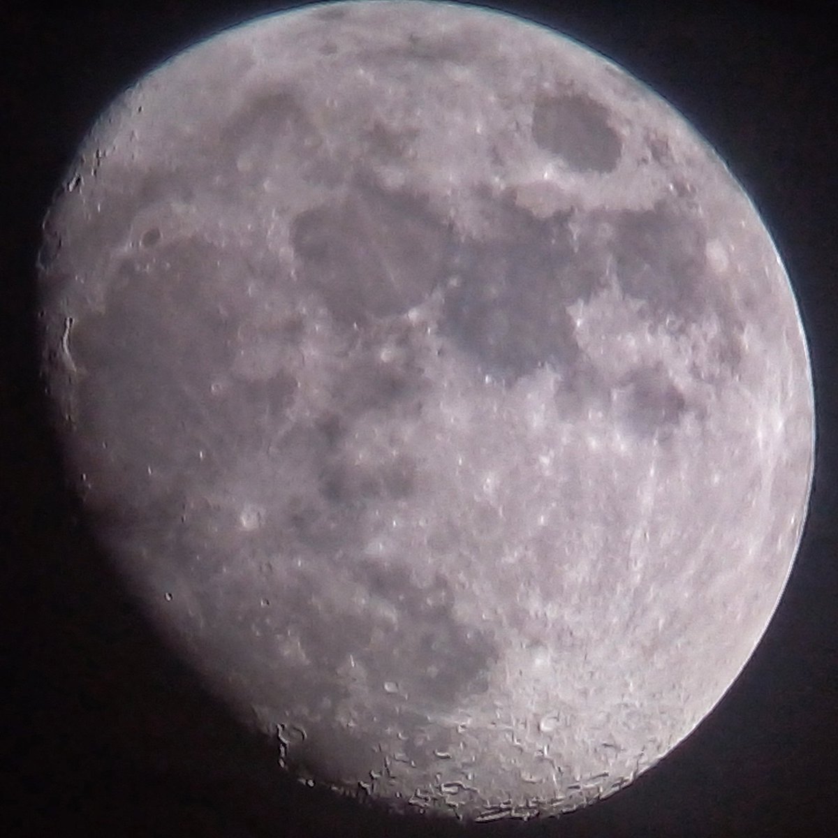 ThisuliA's tweet photo. The beauty of the moon never fails to amaze me... 😭😍❤ #MyHappiness 

#CapturedByMe📸
06/10/2022
19:40 PM 🕢
Godagama, Sri Lanka🇱🇰
🌕🔭

#NASAMoonSnaps #NASAMoon
#Moon #MoonLover #Luna #LunaLover #Astronomy #Astrophotography #AstroLover #Space #SpaceLover #Nature https://t.co/RlEq9CdQeu
