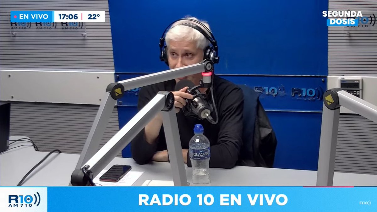 Radio10's tweet photo. 👉 #SegundaDosis 💉 | En un ratito música en vivo para palpitar el finde largooo, nos visita @OTROMAMBO 🎸🎶

¡Seguilo por YouTube! 📲📺 https://t.co/RYB4ImiVnS https://t.co/nRZUWq0SGb