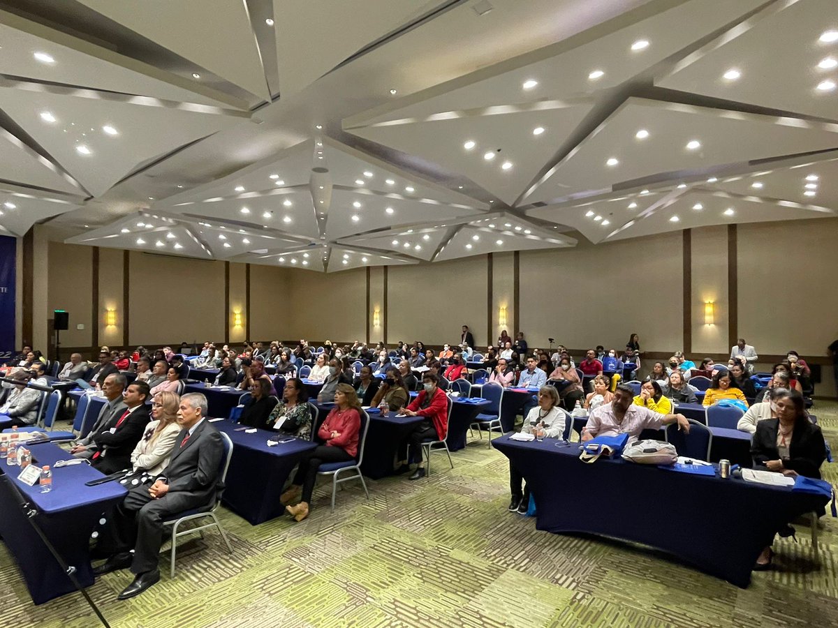 FPetersenA's tweet photo. Los médicos generales deben capacitarse permanente, pues en sus manos está la prevención, atención y resolución del 80% de las patologías de la población, por ello es un gusto haber inaugurado hoy el 11° Congreso de Médicos Generales y Familiares de Occidente. Éxito https://t.co/Vb9k5we5r9