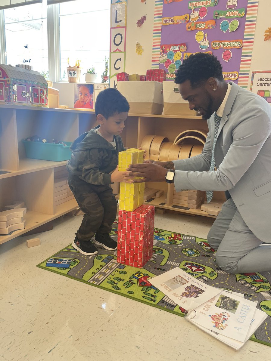 D31BeeHiveSI's tweet image. @AP_JelaniMiller and our #3k student at #Woodrow are engaging in a meaningful conversation  #promotingcreativity #sparkingcuriosity @DrJoyAbrams @DrMarionWilson @CSD31SI @NYCSchools