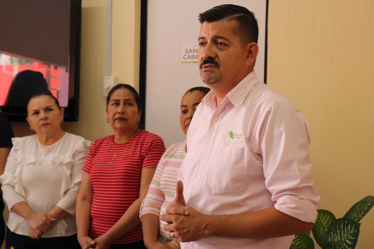 Se contó con la visita de la Mtra. Myrna Araceli Manjarrez Valle, Secretaria de Educación de Nayarit, quién dio la bienvenida al Director General, Dr. Juan Gabriel González, haciendo entrega de su nombramiento y compartiendo  unas palabras con el personal administrativo.