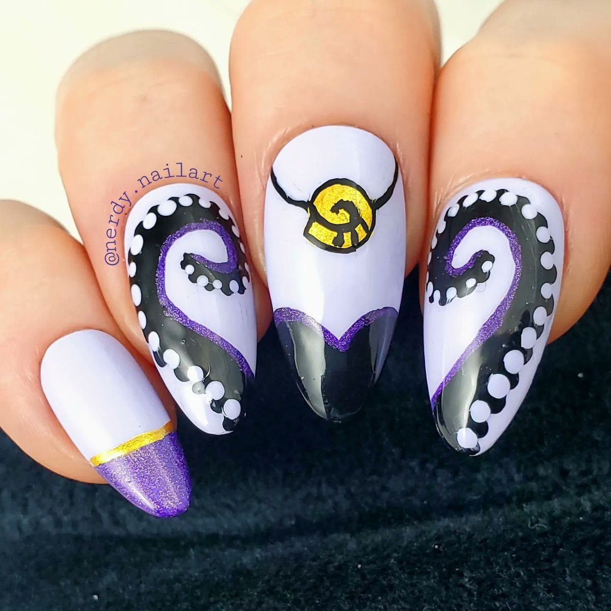 nerdynailart's tweet photo. Day 6 of #31daysofholoweennailart  created by @Av_ptb 
Ursula https://t.co/VoMY8CkmCo
