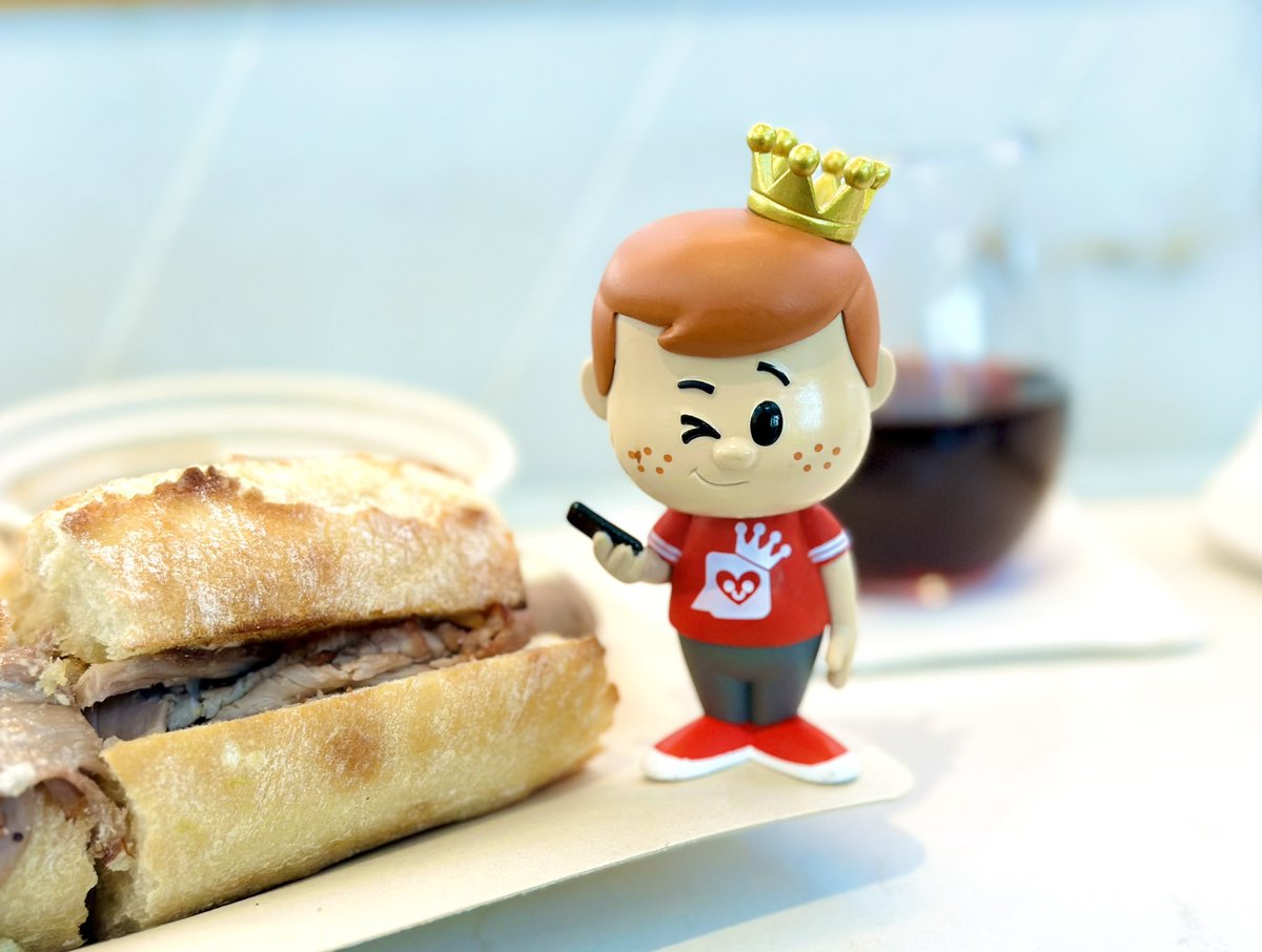 FunkoLeeM's tweet photo. Grabbing some late lunch at Washington DC with #SMFreddySoda 😋🥪🍷
#FunkoFamily #Funko #FunkoFanatic #Fancylunch https://t.co/RRR1XrnqmL