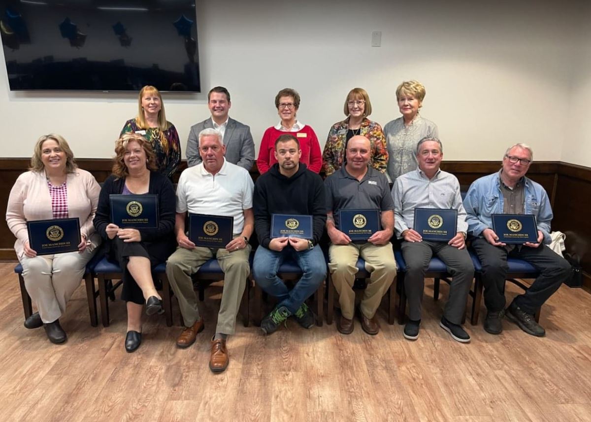 BDCofNP's tweet photo. Puskarich Accounting and the BDC hosted a luncheon at Al's Community Room for manufacturers located in Brooke &amp; Hancock counties. Senator Manchin's representatives presented Certificates of Recognition Thank you to Giometti's Catering for catering our event. #MFGDay22 https://t.co/NobrgzNipZ
