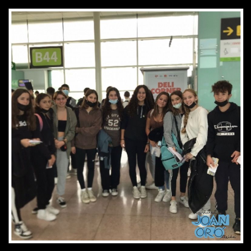 INSJoanOro's tweet photo. Obrim fil 🧶 de l'estada de l'alumnat de #3rESO a Uetze.
📅 Dia 1:
Volem ✈️ cap a Hannover per conèixer les famílies d'acollida de @gymnasium_uetze
#NovesExperiencies #ImmersioLinguistica #StudentsExchange
#ComunicaT🗣️ #ConnectaAmbLaVida🧬 #AnyJoanOró🔭 https://t.co/GLId3Yd66b