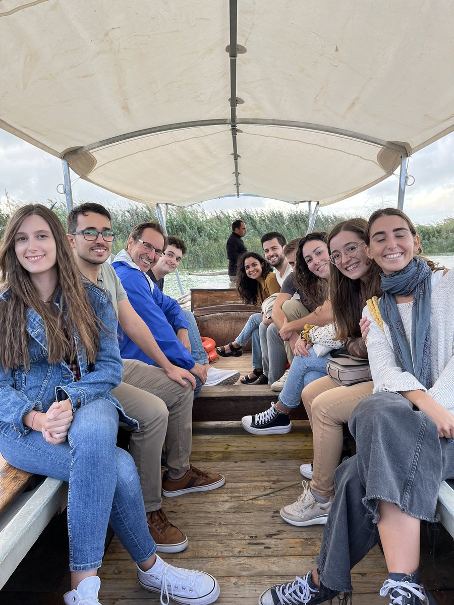 uci_lafe's tweet photo. Hoy sesión con los residentes en la Albufera! Con paella, paseo en barca y guitarra! Un auténtico lujazo! Gracias #ACastellanos por compartir tanto! https://t.co/5iiy9dsK7m
