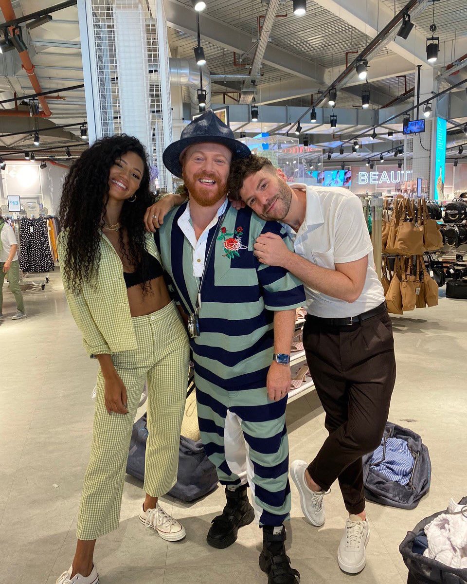 Me and @VickNHope went shopping with @lemontwittor Watch on @itv2 TONIGHT 10PM 🛍🛍