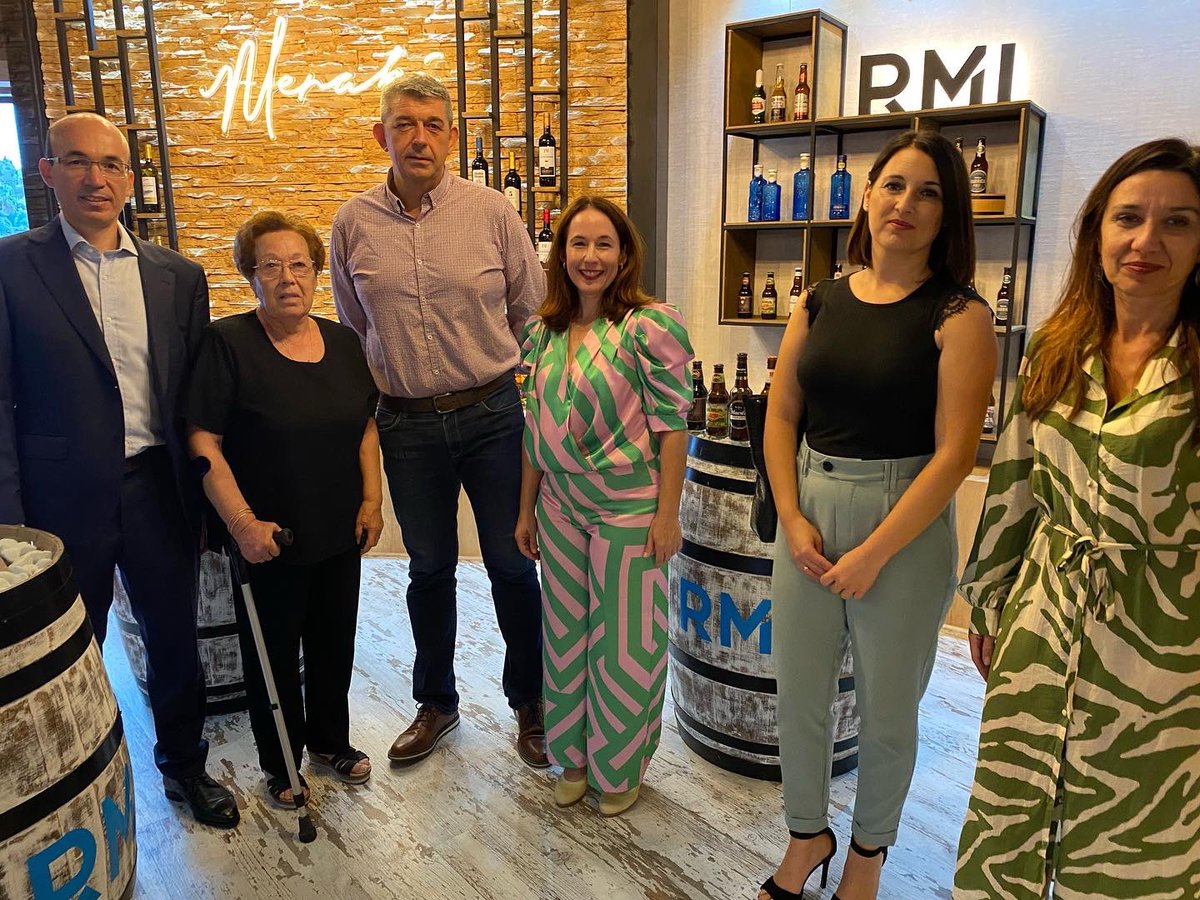 JoseLSaezPastor's tweet photo. Visita a la remodelación y nuevos espacios de la empresa Rosario Martínez Iborra S.L, dedicada a la distribucion de bebidas y ubicada en el polígono industrial Santa Ana. #PromociónEconómica #Comercio @Guardamar_Ayto https://t.co/v9bOqvCank