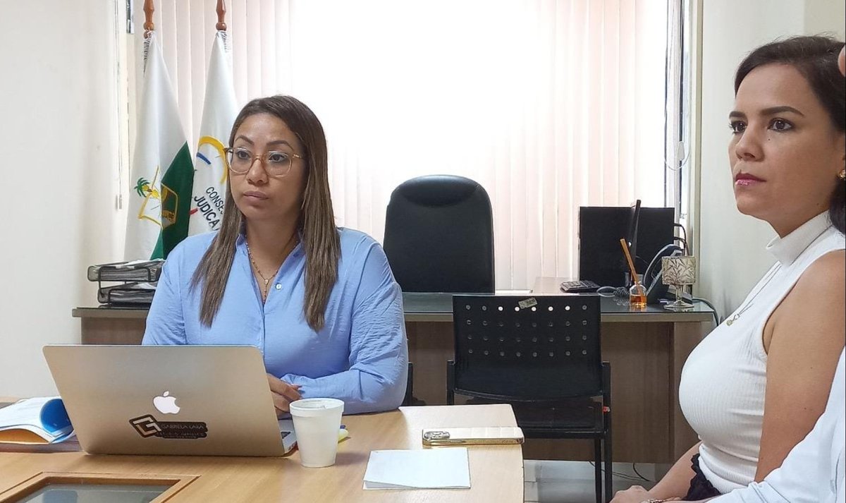 EsmeraldasCJ's tweet photo. La Esp. #GabrielaLara, Directora Provincial de @EsmeraldasCJ, mantuvo una reunión con el Comandante de la Sub Zona 8 Esmeraldas de Policía Nacional, para coordinar acciones que permitan la seguridad integral de los operadores de justicia y unidades judiciales de la provincia. https://t.co/xe5wQQ4p73