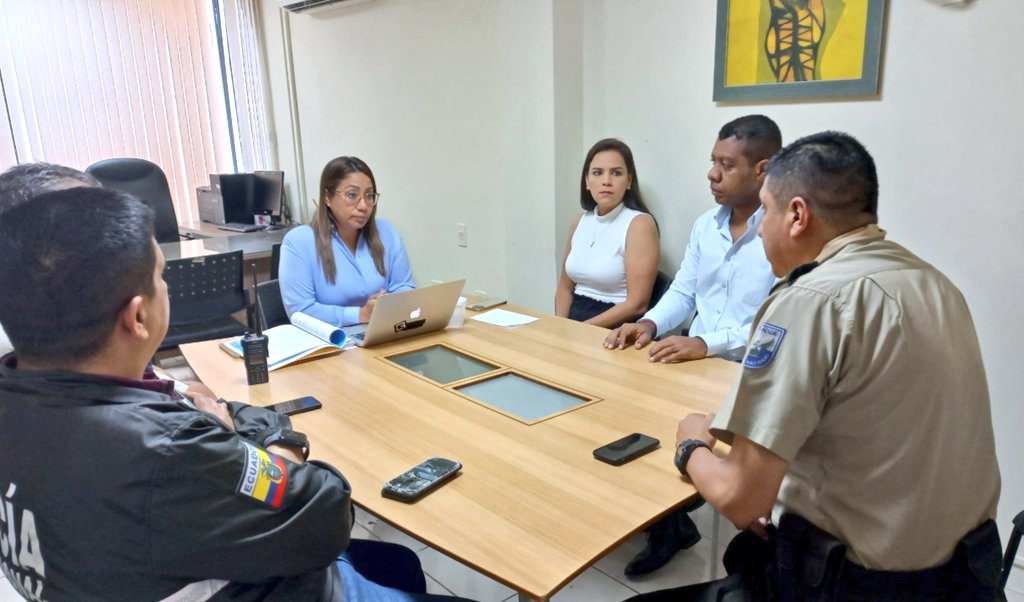 EsmeraldasCJ's tweet photo. La Esp. #GabrielaLara, Directora Provincial de @EsmeraldasCJ, mantuvo una reunión con el Comandante de la Sub Zona 8 Esmeraldas de Policía Nacional, para coordinar acciones que permitan la seguridad integral de los operadores de justicia y unidades judiciales de la provincia. https://t.co/xe5wQQ4p73