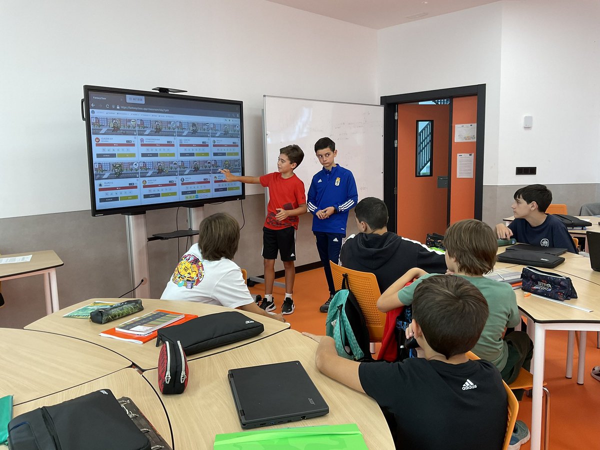 cominsteacher's tweet image. Dos alumnos de 2ESO explican @FantasyClassApp a compis de 1ESO. Expectación en mis grupos del @iesfresneda !