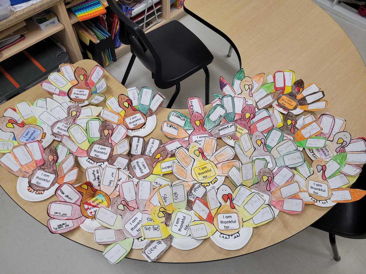Benetoozers's tweet photo. Ss created thankful turkeys to show all of the things they are grateful for. A fun thing to share at home with their families. @StScholStorm @MlleNogiec https://t.co/MPOW41CIy8