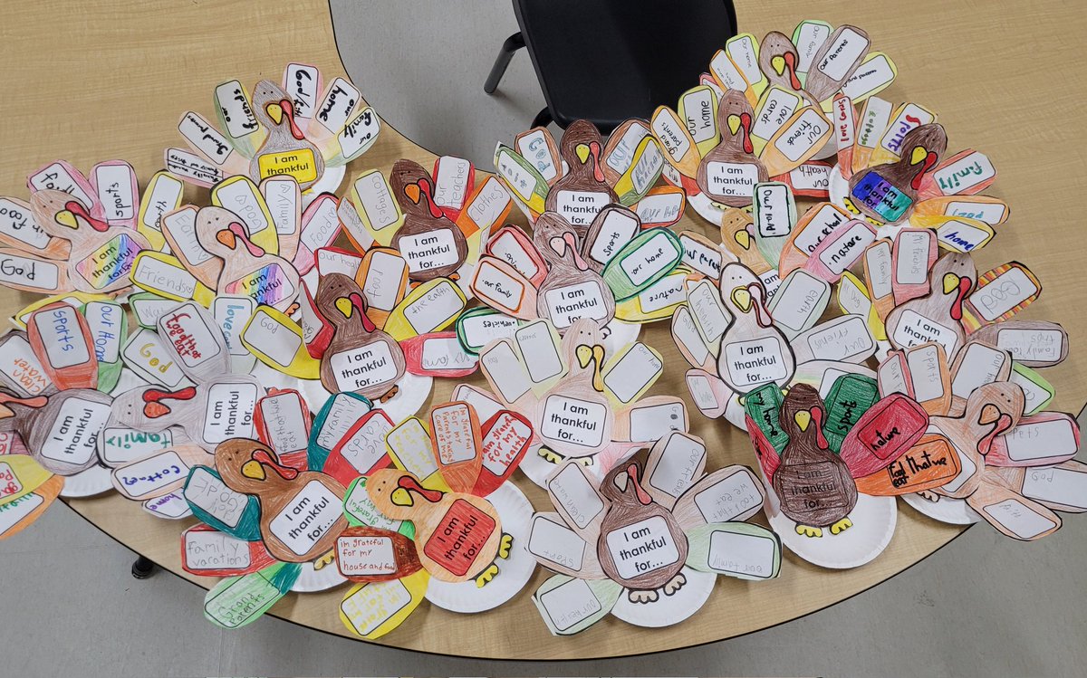 Ss created thankful turkeys to show all of the things they are grateful for. A fun thing to share at home with their families. @StScholStorm @MlleNogiec