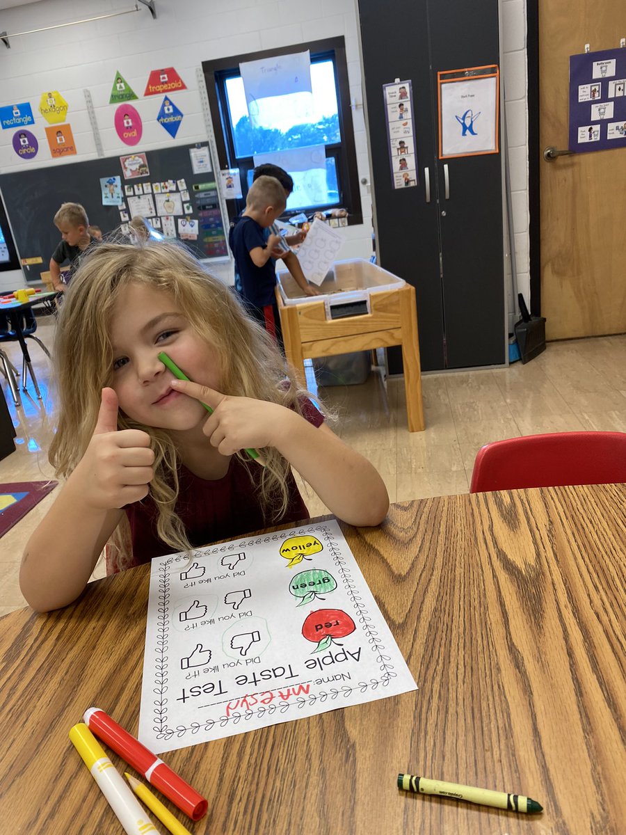 RaveMiss's tweet image. A perfect autumn day for our apple taste test! What’s your favorite color of apple? 💛🍎💚