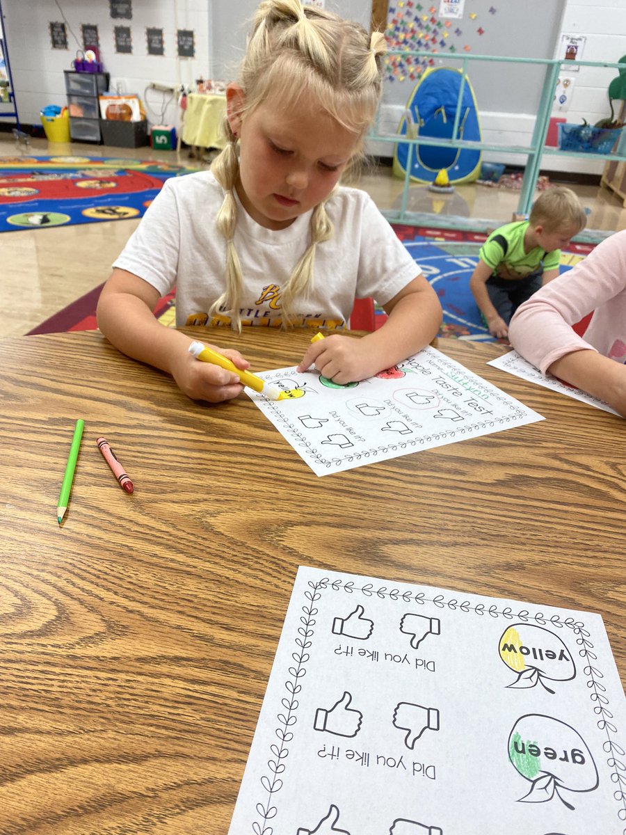 RaveMiss's tweet image. A perfect autumn day for our apple taste test! What’s your favorite color of apple? 💛🍎💚