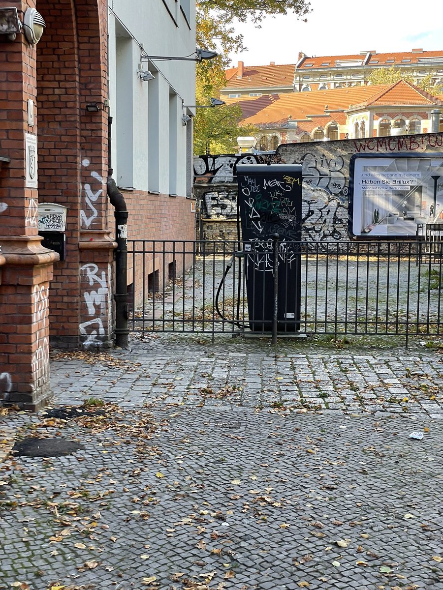Nokius's tweet photo. Spotted this .@alpitronic beauty during my lunch break in Kreuzberg!
Chademo🤯 it located infront of a Kita 🤯🤯 #Berlin #alwayscharging ⚡️⚡️🚙🔋 https://t.co/ITTClCUUwh