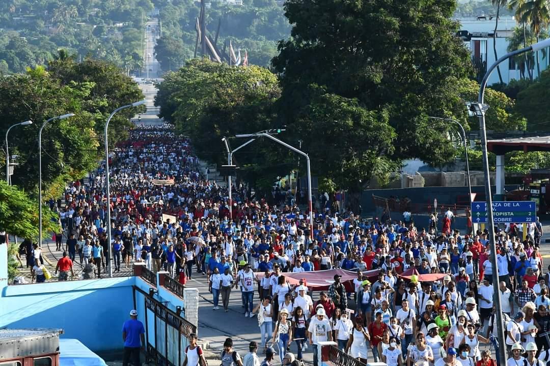 Un mar de miles de jóvenes en Santiago de Cuba se manifiesta para respaldar la Revolución Cubana. Hagamos esto viral. Que le joda al que le joda, pero es verdad (+ fotos👇)