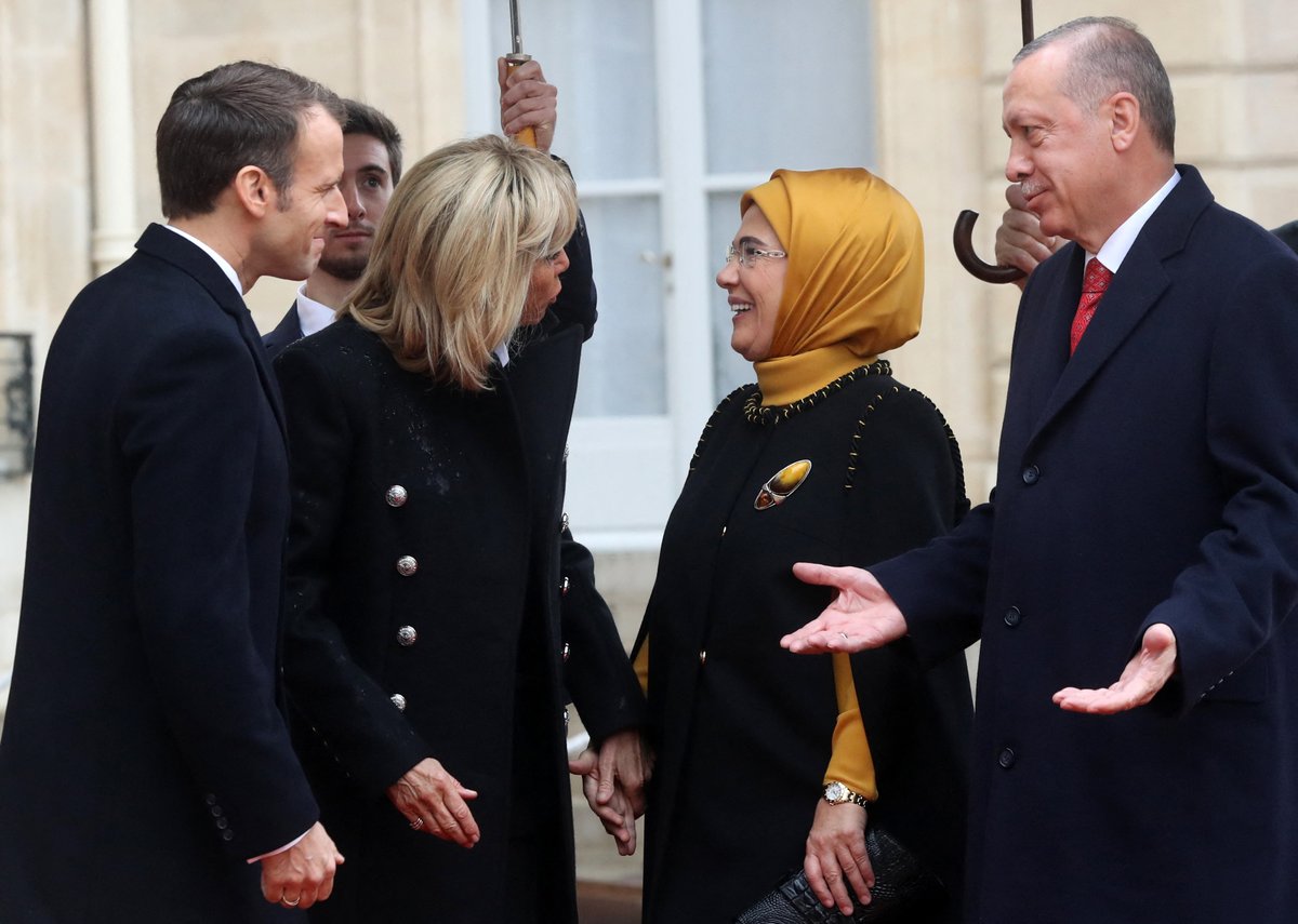 BFMTV's tweet photo. Erdogan sur Macron: "nos épouses s'entendent bien, pas nous" https://t.co/lJCGXr6fGa https://t.co/woBoiooqji
