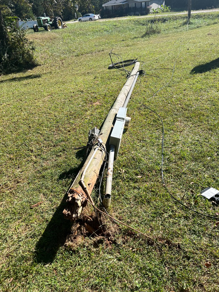 _sincerelyXXI's tweet photo. @GetSpectrum A technician came to my home, climbed up the telephone pole and knocked down my communication pole and left. https://t.co/67f2wGz93H