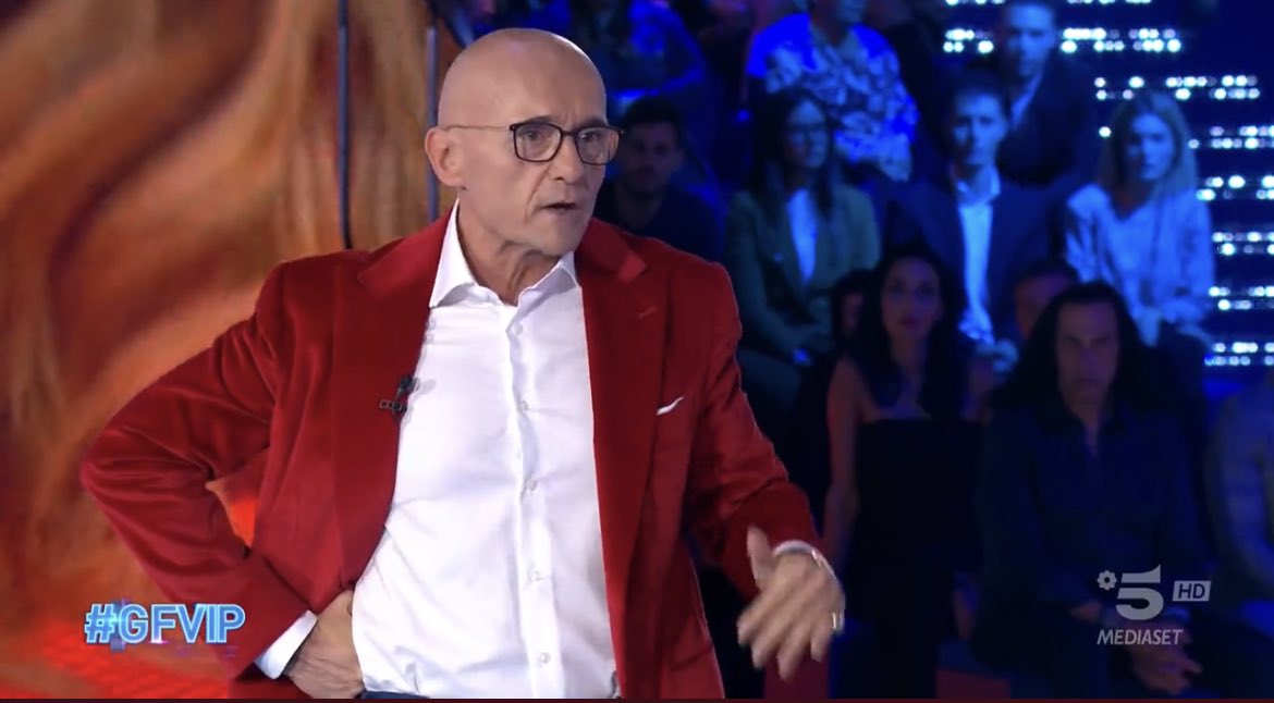 Lucacri87's tweet photo. Il 🍑 non si tocca! #gfivip https://t.co/PoMyfEb6Qf
