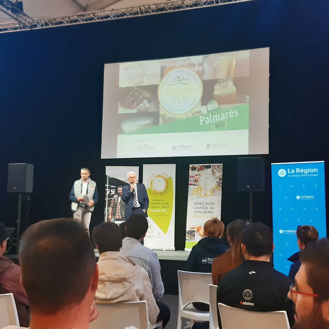 FabreAdeline's tweet photo. Au #SommetDeLElevage c'était remise des récompenses pour Les Fermiers d'Or. Merci à @BanquePopAura et à la région @auvergnerhalpes de mettre en avant les producteurs fermiers. Merci aux @ChambagriAURA pour l'organisation de ce concours.
Pour la 2ème année 3 prix sur les fromages https://t.co/4tHwWlG0C0